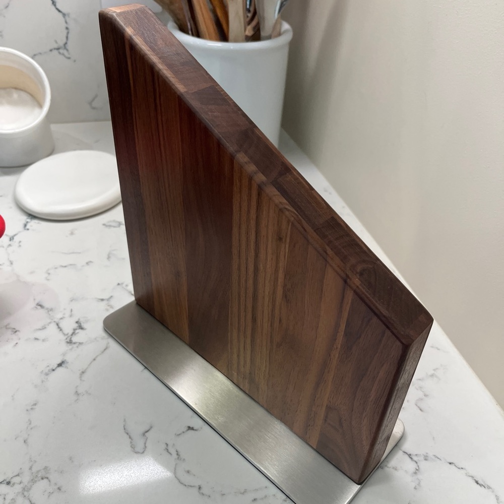 Material magnetic knife block